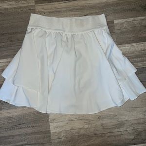 Lululemon Court rival skirt size 2 long. Barely worn.